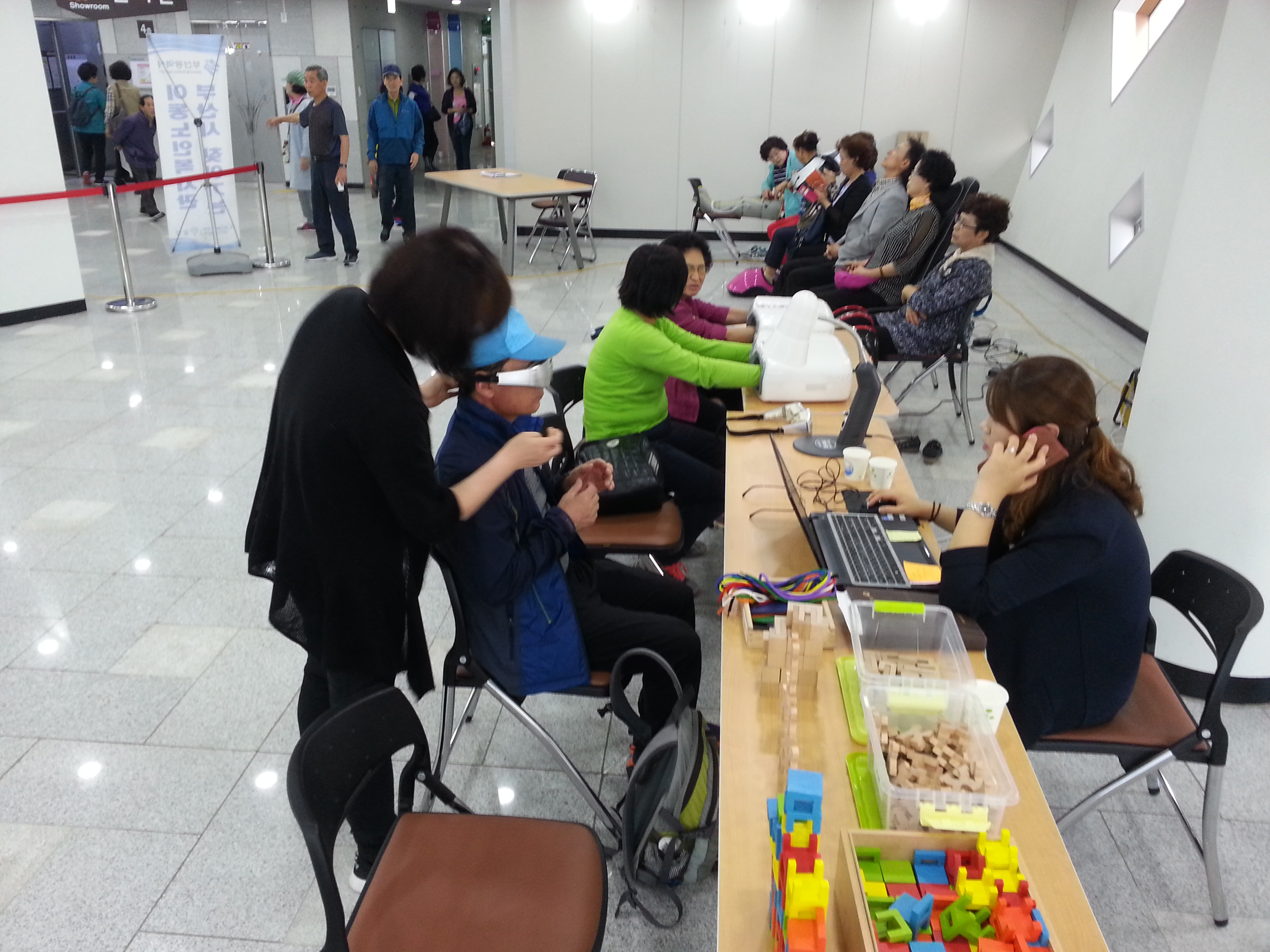 전시 '찾아가는이동노인복지관 고령친화용품 전시'