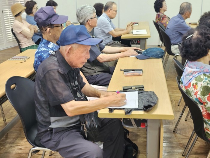 [노인권익증진사업] 2025년 예금보험공사 어르신 대상 다회차 공동 금융 교육   “그놈 목소리에 속지 마세요. : 금융 사기 예방과 내 돈 지키기” 2차 실시