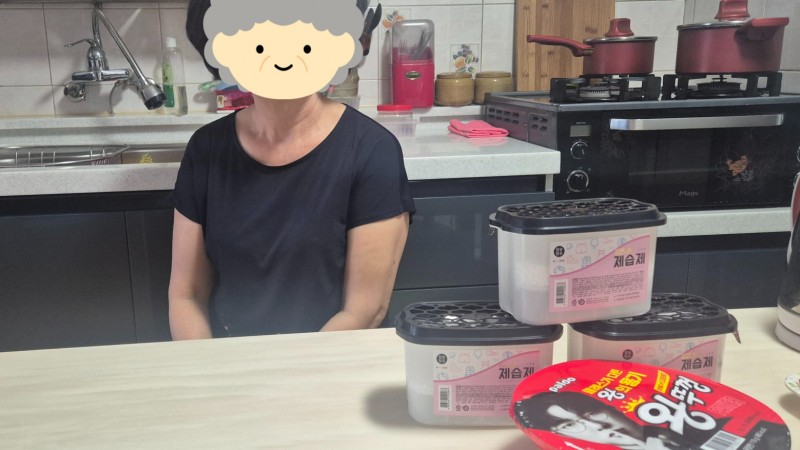 [노인맞춤돌봄서비스] 2025년 부산소산로타리 후원 '습기제거제 및 컵라면'나눔